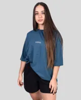 Remera negra de algodón, corte oversize, con inscripción 'GAINS.' en el frente.