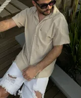 Camisa manga corta color beige con diseño de pequeños puntos.