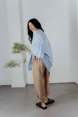 Camisa blanca de lino con escote en V y bordado multicolor.