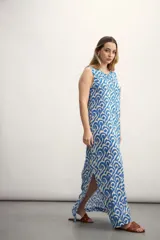 Vestido largo color verde con estampado abstracto en beige.