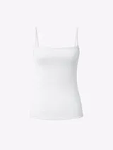 Musculosa blanca de algodón y viscosa con diseño de doble capa, que simula un top sobre una musculosa de tirantes finos. Presenta textura acanalada y corte ajustado al cuerpo.