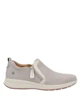 Zapato tipo slip-on de cuero gris, con cierre lateral decorativo y elástico en el empeine para mayor comodidad. Suela de goma en tono beige con base antideslizante.