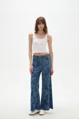 Pantalon de jean de tiro alto con corte ancho y estampado floral en tonos azules. Cuenta con bolsillos laterales y traseros.