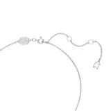 Colgante con cadena plateada y dije de cristal transparente en forma de lágrima.