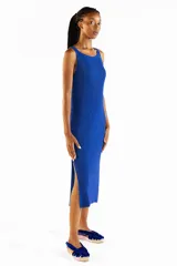 Vestido midi sin mangas de tejido de punto con hilo lurex brillante color azul, con escote redondo y aberturas laterales.