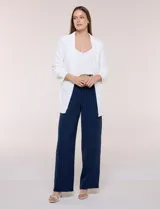 Blazer de crep color bordó de la marca BBJ, con cuello solapa, bolsillos delanteros y mangas tres cuartos con frunce.