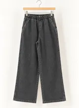 Pantalon de jean negro con efecto lavado, de corte amplio y recto, con cintura elastizada y bolsillos laterales.