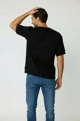 Remera de algodón de manga corta con cuello redondo y diseño holgado.