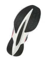 Championes de running Under Armour Velociti Elite 3, diseñados para carreras de larga distancia. Presentan una parte superior de tejido elástico en tonos oscuros con detalles en amarillo neón y blanco. La entresuela destaca por su diseño multicolor con capas en rosa, amarillo y azul, sobre una base blanca, incorporando placa de fibra de carbono para mayor retorno de energía.