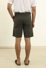 Bermuda verde oscuro de lino y algodón, corte relaxed fit, con cintura elástica ajustable con cordón, bolsillos frontales y traseros.