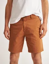 Bermuda color marrón de gabardina, corte chino, con bolsillos traseros tipo ojal con botón.