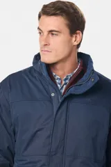 Campera color marrón con capucha desmontable, cierre frontal con cremallera y botones a presión, múltiples bolsillos con solapa y puños ajustables con botones.