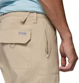 Pantalón cargo Columbia modelo Tech Trail Utility Omni-Shield, de color beige, con bolsillos laterales en las piernas y corte recto.