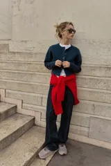 Chaqueta de punto de cuello redondo y manga larga, con cierre frontal de botones y acabados en rib.