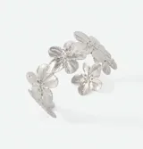 Brazalete abierto plateado con diseño de flores texturizadas en relieve.