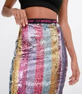 Pollera midi de cintura alta con elástico y lettering 'Know Your Worth', con tajo lateral y diseño rayado de lentejuelas multicolores.