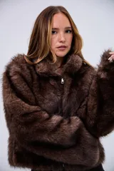 Campera de piel sintética en color marrón, con cuello alto y cierre frontal completo.