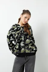 Canguro con capucha y cierre frontal, confeccionado en tela polar con estampado animal print.