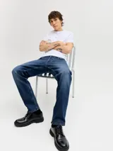 Jean de corte tapered fit con tiro medio, confeccionado en denim con efecto lavado. Presenta diseño clásico de cinco bolsillos, cierre con cremallera y costuras reforzadas.