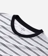 Conjunto de pijama masculino compuesto por una remera de manga larga con estampado de rayas horizontales y un pantalón largo de corte recto con cintura elástica.