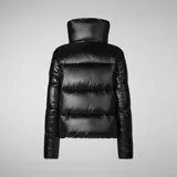 Campera puffer corta color borgoña, de nylon lacado con relleno sintético. Tiene cuello alto, cierre bidireccional, tiradores de cremallera personalizados y logo redondo de goma en la manga.