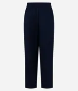 Pantalón fluido Marfinno modelo pijama, color blanco, confeccionado en viscolino. Cuenta con cintura elástica en la espalda, lazo de ajuste, pliegues frontales y bolsillos laterales.