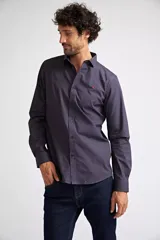 Camisa clásica de hombre, color rosa con microestampado, de corte slim, manga larga y logo bordado en el pecho.