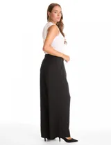 Pantalón palazzo de tiro alto en color verde militar, con diseño de doble abotonadura frontal, pinzas en la cintura y pierna ancha. Cuenta con cintura elástica en la parte posterior para mayor ajuste y bolsillos laterales funcionales.