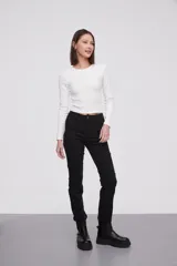 Pantalon jean de corte skinny y tiro alto, con diseño clásico de cinco bolsillos y cierre frontal con botón y cremallera.