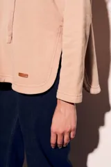 Hoodie color beige de algodón con cordones ajustables en el cuello.