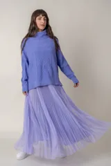 Pollera larga plisada de tul color lavanda, con cintura elástica.