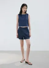 Short de denim azul oscuro de tiro alto, con bolsillos y detalle de bordado blanco en el borde inferior.