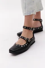 Ballerinas color chocolate con punta cuadrada, correa sobre el empeine con hebilla y apliques de tachas plateadas.