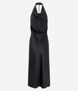 Vestido midi de satén color negro, con escote degagê drapeado y espalda abierta con tiras ajustables. Presenta un corte fluido y elegante.