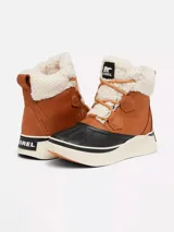 Bota de invierno Sorel modelo Out N About IV Chill, con diseño tipo bota de pato. Presenta parte superior de cuero impermeable color marrón, cuello y forro interior de borrego sintético, y base de goma vulcanizada negra. Cuenta con suela de goma EVERTREAD y cierre con cordones.