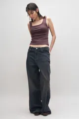 Pantalón de jean azul oscuro, de corte wide leg.