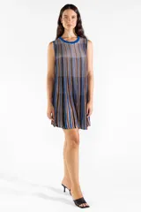 Vestido corto sin mangas de tejido plisado, con diseño de rayas verticales en tonos azul, marrón y beige, cuello redondo y calce suelto.
