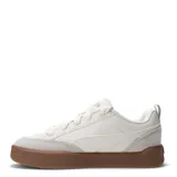 Championes urbanos Puma Park Lifestyle OG, color blanco hueso con detalles en gamuza gris claro y suela de goma color caramelo. Diseño de corte bajo con cordones gruesos y logo de la marca en el lateral.