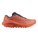 Championes de trail running Salomon Ultra Flow 2, de color naranja con detalles en negro. Cuentan con capellada de malla transpirable, entresuela con amortiguación dinámica y suela con tacos para mayor agarre.