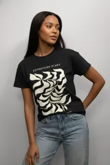 Remera de algodón de corte ajustado, con cuello redondo y mangas cortas. Presenta un estampado frontal en color crema sobre fondo negro con motivos botánicos abstractos y la inscripción 'EXPOSITION D'ART'.
