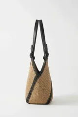 Bolso shopper tejido en tono camel con detalles de costuras y asas de hombro en color negro, de diseño estructurado.
