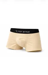 Boxer de algodón color beige, con cintura elástica negra que presenta el logotipo de la marca impreso en blanco.