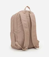 Mochila femenina color beige con textura acolchada y bolsillo frontal con cierre. Incluye asas largas ajustables, correa de mano y llavero de pompón.