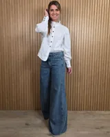 Jean de tiro medio en denim color tostado, con diseño de pierna ancha estilo wide leg y bolsillos traseros.