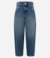 Pantalón de jean con corte new carrot, de cintura alta y estructura firme. Presenta un diseño con volumen en la cadera que se afina hacia el bajo, con bolsillos funcionales y costuras visibles.