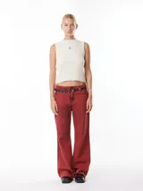 Musculosa azul de tejido de punto acanalado, corte entallado y cuello alto.