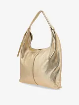 Cartera tipo saco de cuero suave, de diseño amplio y relajado, con asa para llevar al hombro, tiras anudadas a los lados y cierre.