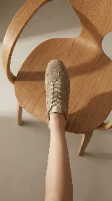 Zapato de cuero plateado con diseño minimalista, cordones al tono y suela plana flexible. Combina la comodidad de un champión con la estética de un zapato formal.