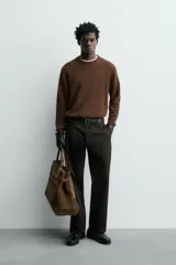 Jersey de punto de cashmere con corte regular, cuello redondo y manga larga. Presenta acabados en rib en cuello, puños y ruedo.