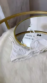 Bralette de diseño triangular confeccionado en lycra y encaje, con breteles regulables y terminaciones delicadas.